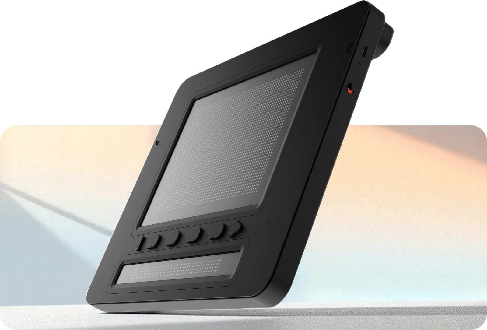 Dot Pad X ripreso di tre quarti: si distinguono lo spessore del dispositivo, la porta USB-C e l'interruttore di accensione sul lato.