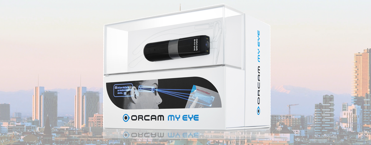 La confezione del dispositivo OrCam MyEye 3 aperta, con il dispositivo e gli accessori